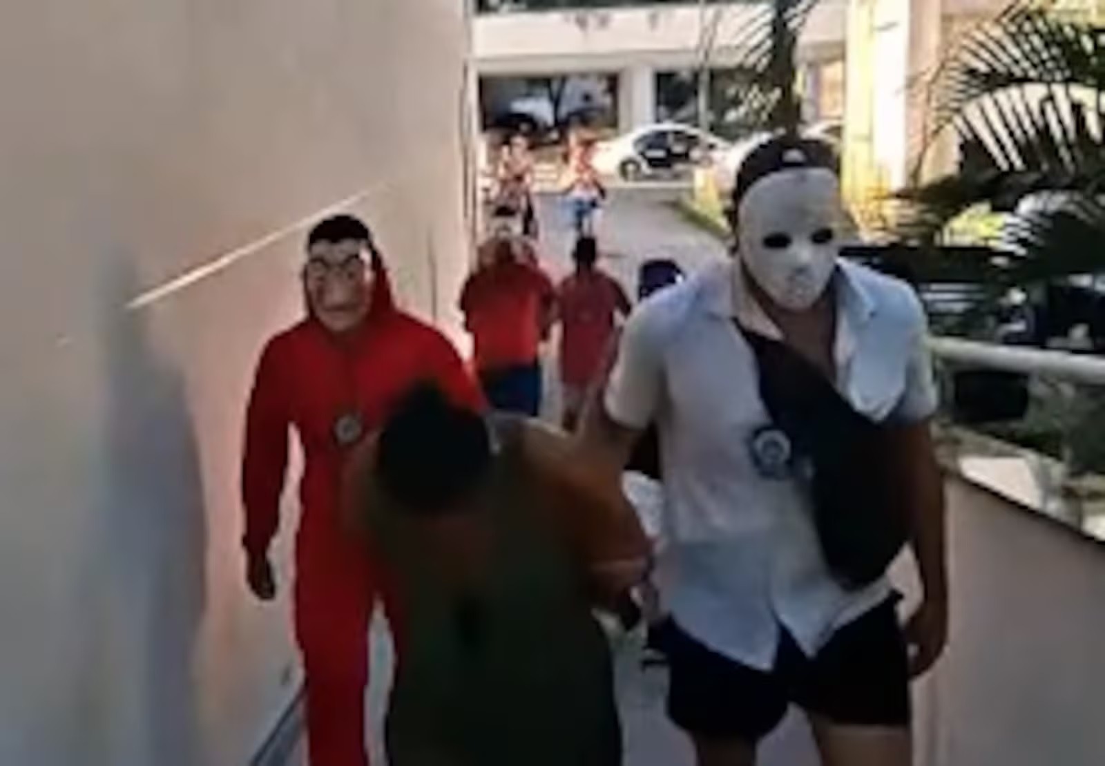 Policiais civis disfarçados prendem ladrões em bloco