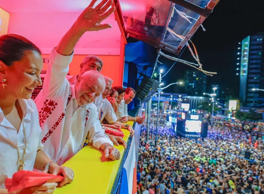VÍDEO: Lula se empolga e pula ao som de BaianaSystem no Carnaval de Salvador