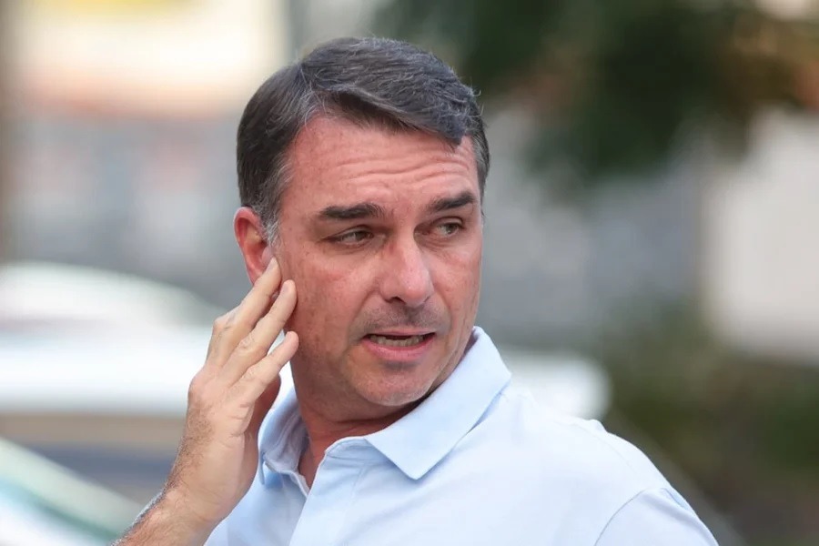 Flávio Bolsonaro assina pedido de impeachment de Toffoli