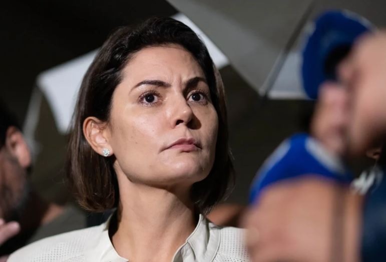 Michelle reage a desfile e critica representação de Bolsonaro como palhaço em homenagem a Lula