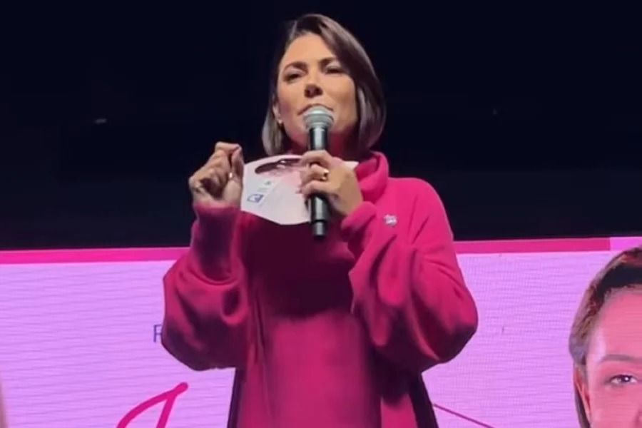 Michelle critica desfile com latas na Sapucaí: “Fé exposta a escárnio”