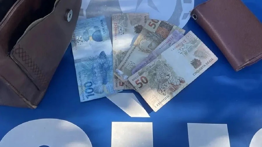 Ladra não perdoa nem a amiga e furta R$ 250 presos na capa de celular