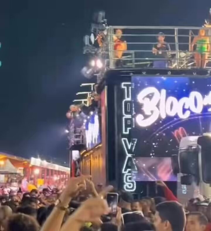 [VÍDEO] Anitta avista ladrã0 de cima do trio durante Carnaval e avisa policiais: “É o de cabelinho azul”