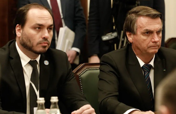 Carlos diz que Bolsonaro passou mal e está sendo monitorado
