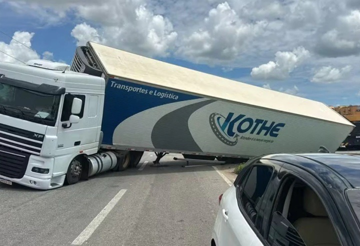 Carreta com 25 toneladas de melão tomba em Mossoró