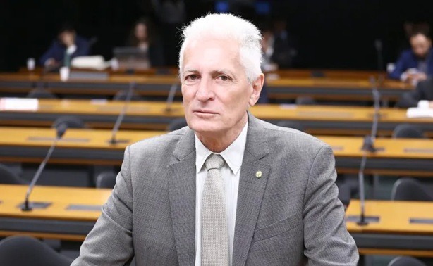 Deputado do PT se retrata após publicar montagem de Bolsonaro com Vorcaro