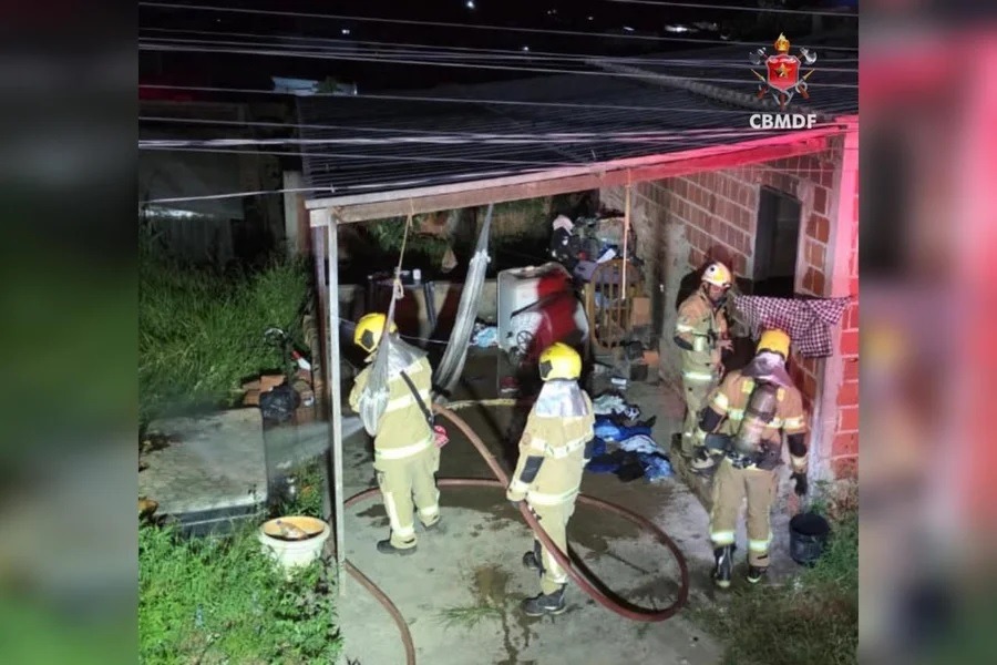 Homem incendeia casa da mãe após manter namorada em cárcere no local