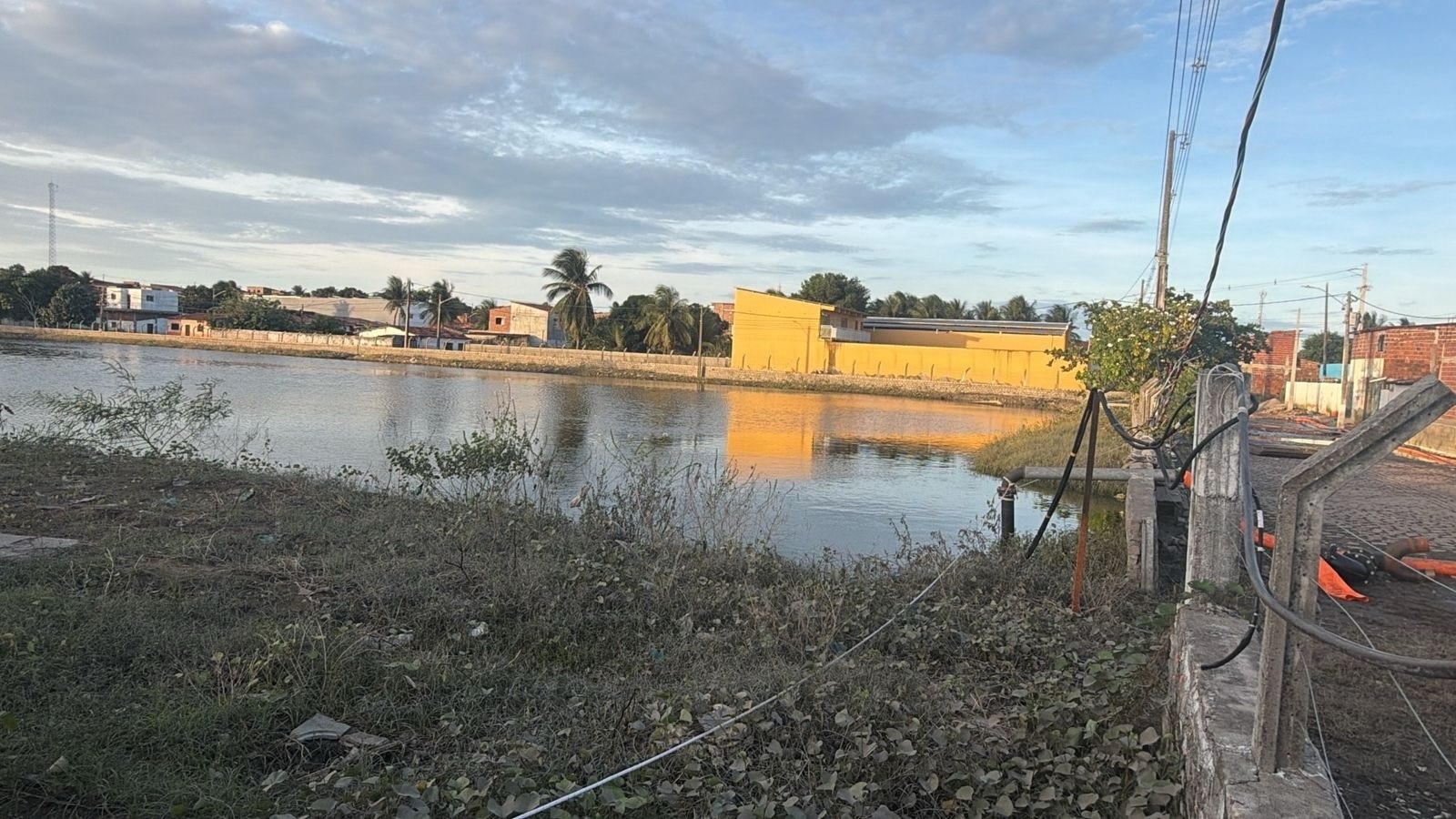 Nível da lagoa baixa e ruas são liberadas após dias de alagamento no Jardim Primavera