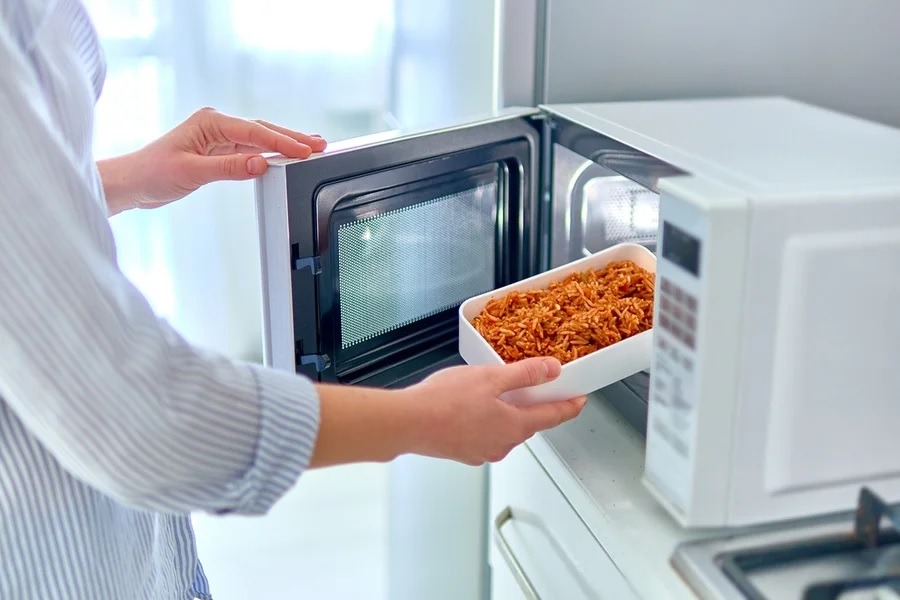 Deixar a porta do micro-ondas aberta estraga o aparelho? Descubra