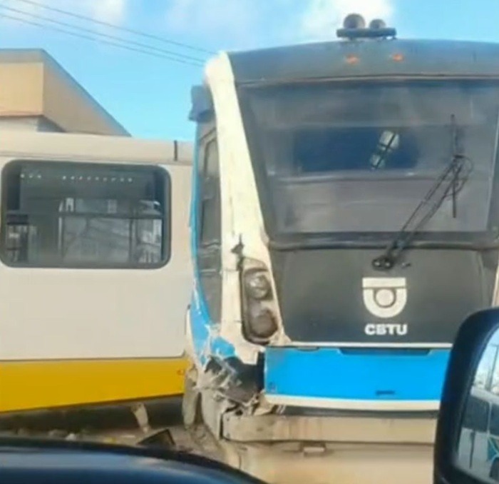 VÍDEO: Trem colide com ônibus na Nevaldo Rocha e provoca congestionamento em Natal