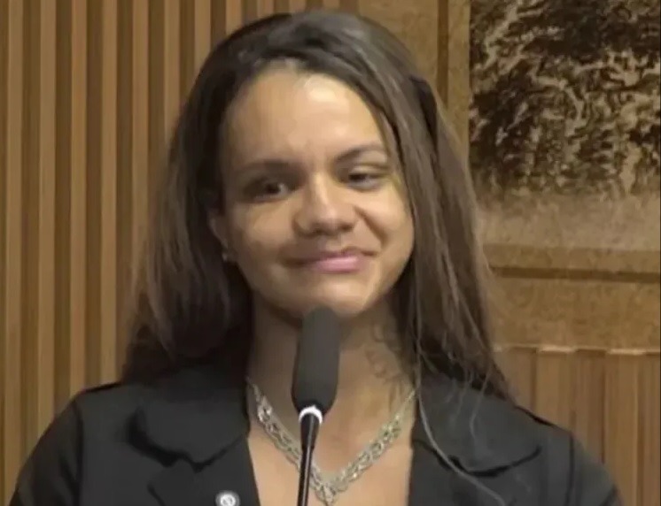 Influenciadora agredida com mais de 60 socos mostra resultado após reconstrução facial