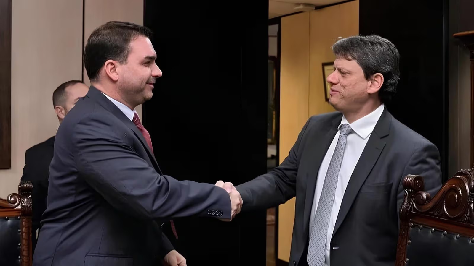 Flávio Bolsonaro e Tarcísio aparecem como líderes da direita, na opinião de parlamentares