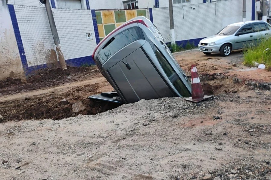 Motorista bêbado entra com carro em cratera de obra e foge