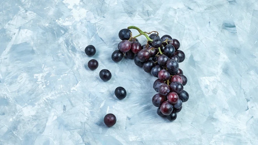 Uva congelada é mais nutritiva do que a fresca? Entenda o que muda