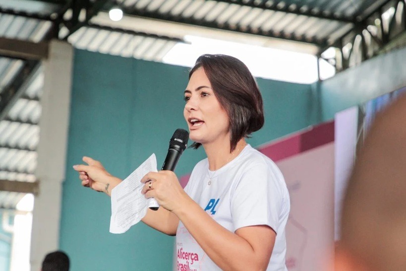 Michelle Bolsonaro reage a fala de Lula sobre ala do Carnaval: "Não pensa"