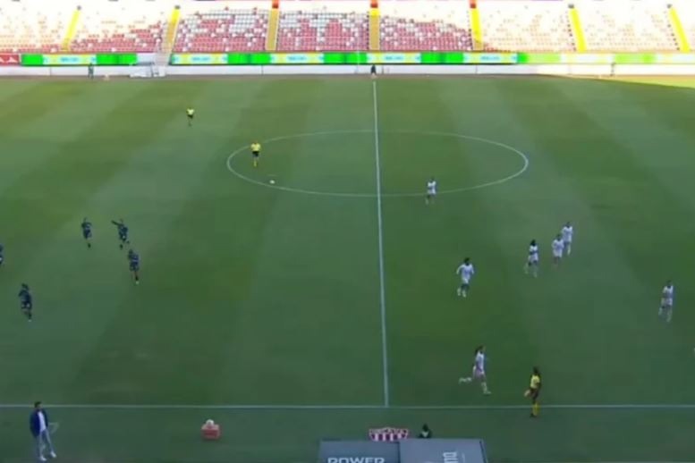 [VÍDEO] Times fogem do gramado ao ouvirem sons de bombas no estádio