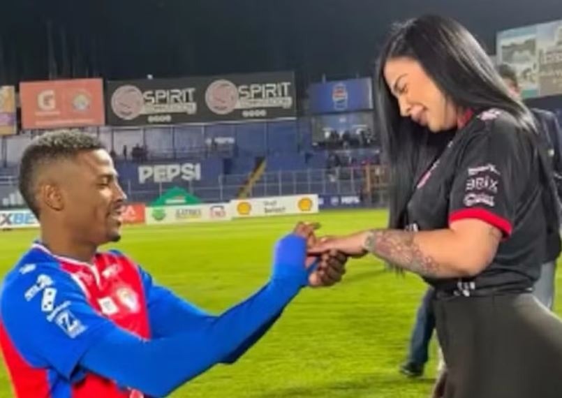 Jogador pede a namorada em casamento no estádio, mas noivado dura três dias