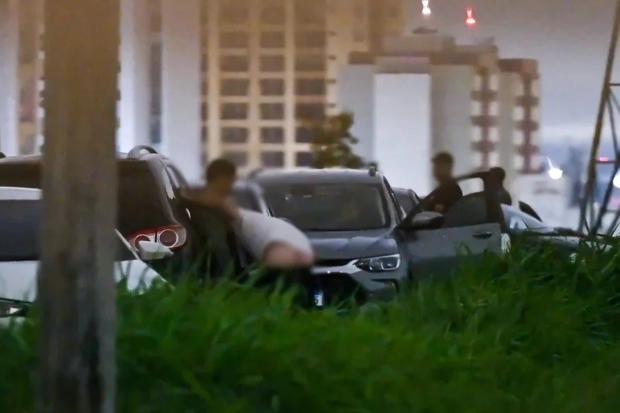 [VÍDEO] Drive-thru do sexo: movimentação intensa chama atenção atrás de atacadão; entenda