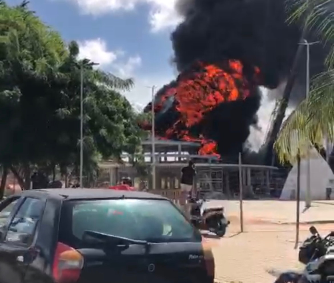 [VÍDEO] Urgente: Fogo atinge imagem de Nossa Senhora de Fátima em obra; três operários estavam no local