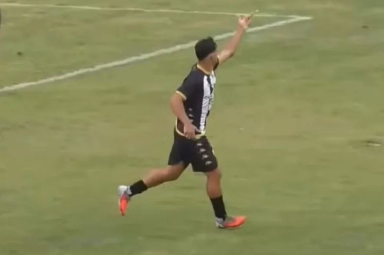 [VÍDEO] Jogador mostra dedo do meio para própria torcida após gol