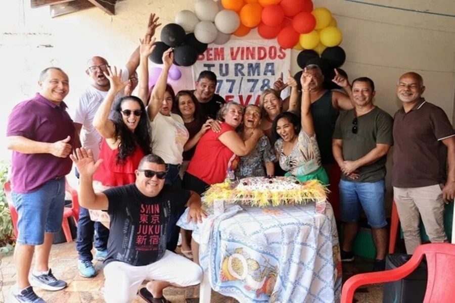 Reencontro emocionante entre merendeira e alunos depois de 48 anos