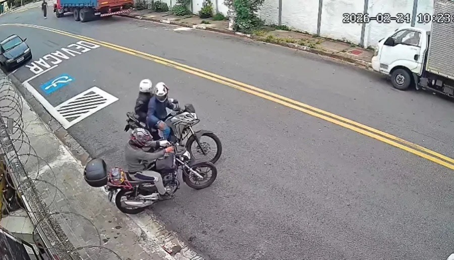 [VÍDEO] Ladrão lambe dedo de vítima para arrancar aliança durante assalto