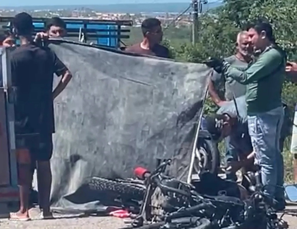Carro e motocicleta colidem na Estrada de Genipabu