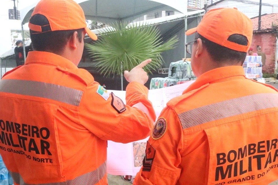 Bombeiros resgatam trabalhador em marquise no IFRN, em Parnamirim
