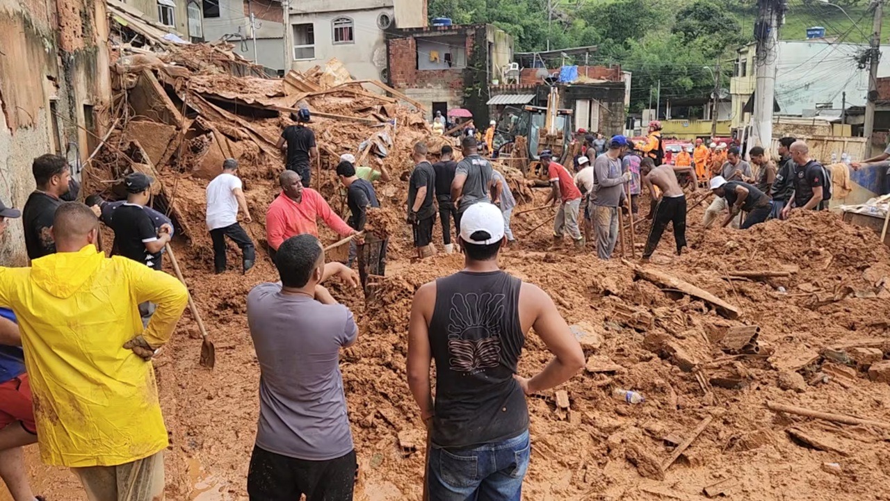 Chega a 49 o nº de mortos pelas chuvas em MG