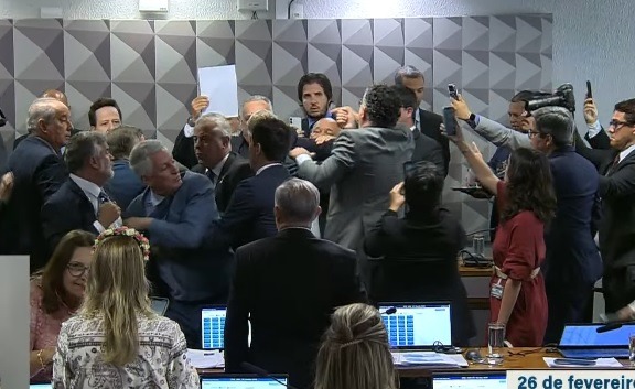 [VIDEO] Briga generalizada na CPMI do INSS após derrota do Governo Lula; Sessão é suspensa