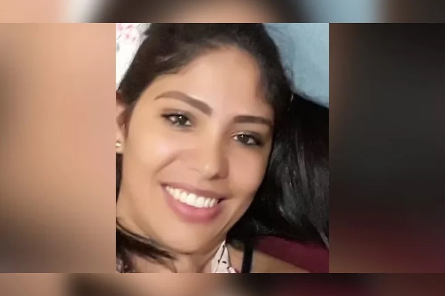 Mulher se nega a beijar jovem e é morta na frente do filho de 8 anos