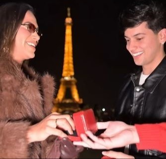 [VÍDEO] Léo Foguete surpreende namorada com pedido de noivado aos pés da Torre Eiffel