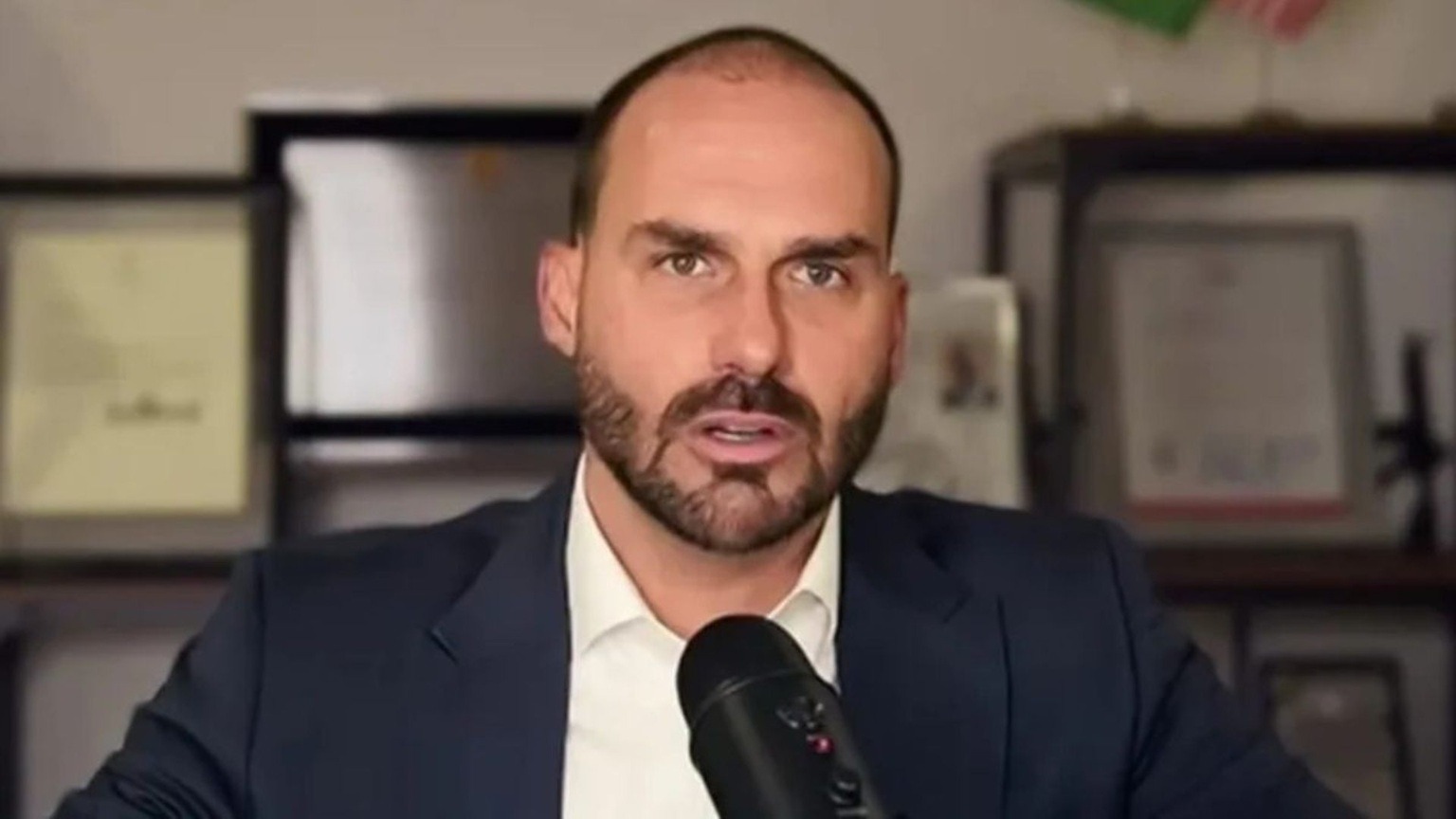 PF afasta Eduardo Bolsonaro de cargo por faltas não justificadas