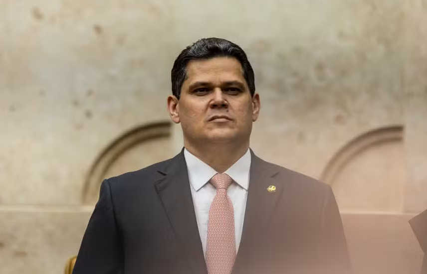 Alcolumbre encomenda ‘dossiê’ de caso Lulinha na CPI antes de tomar decisão sobre anulação de quebra de sigilo