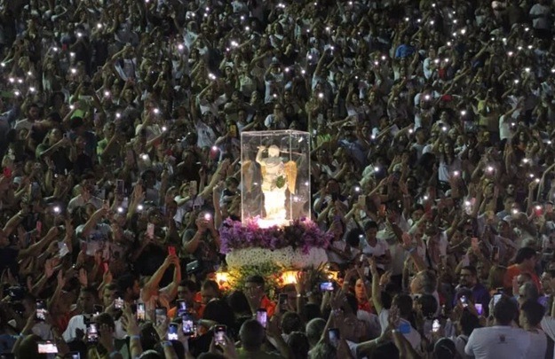 VÍDEO: Natal recebe imagem peregrina de São Miguel Arcanjo e reúne milhares em vigília no anfiteatro da UFRN