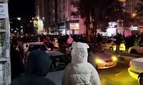 [VÍDEO] População celebra morte de Ali Khamenei após confirmação do governo iraniano