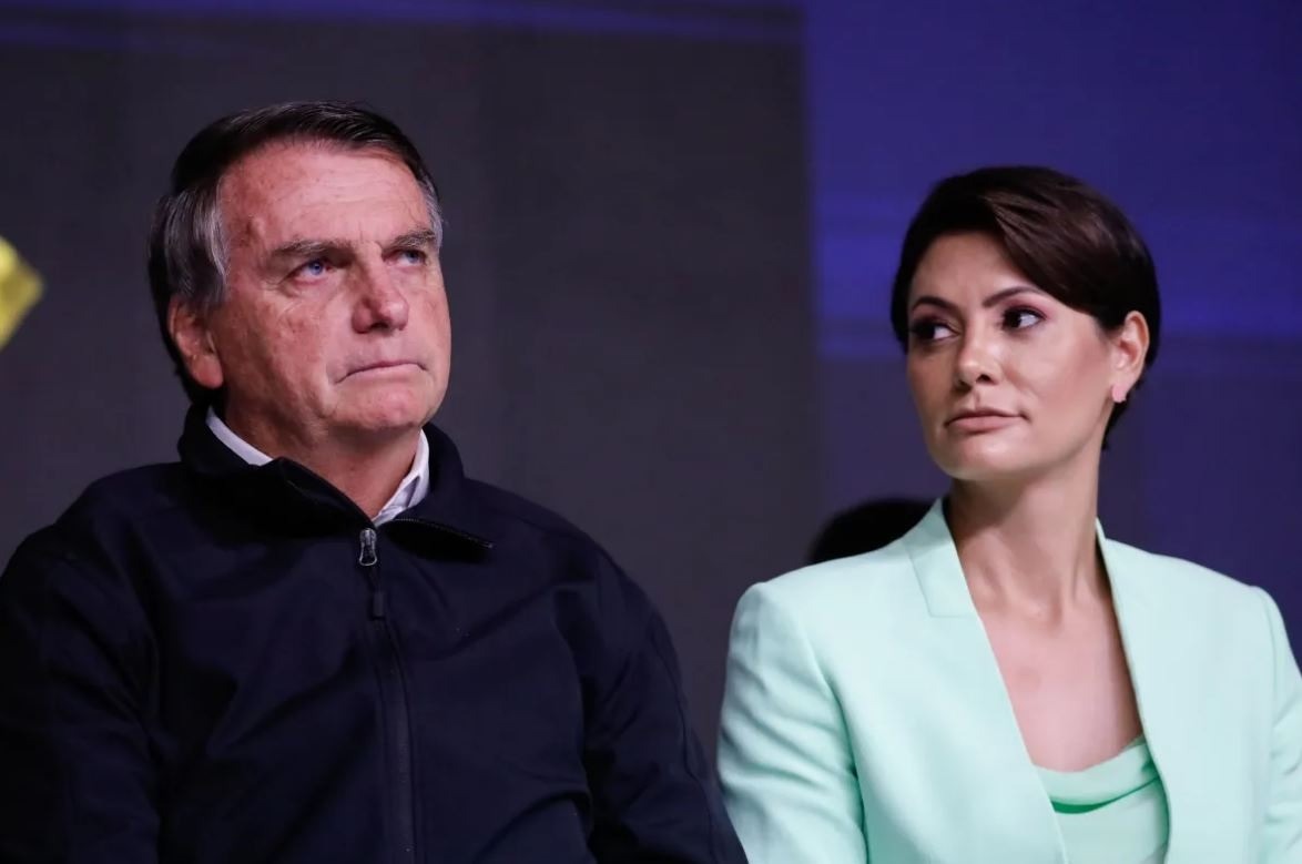 Da prisão, Bolsonaro sai em defesa de Michelle e critica ataques “da própria direita”