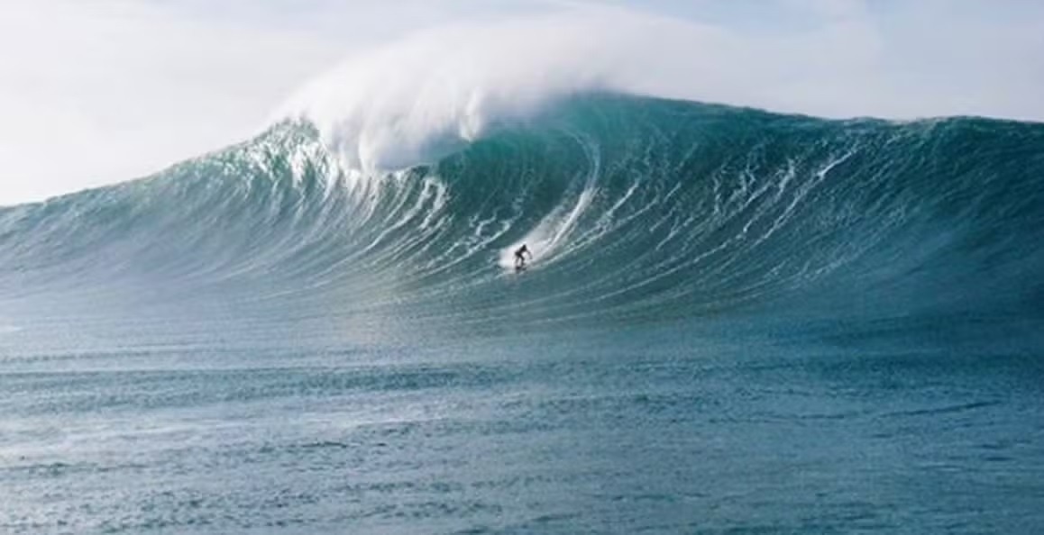 Brasileira pode bater recorde mundial com onda gigante surfada em Nazaré