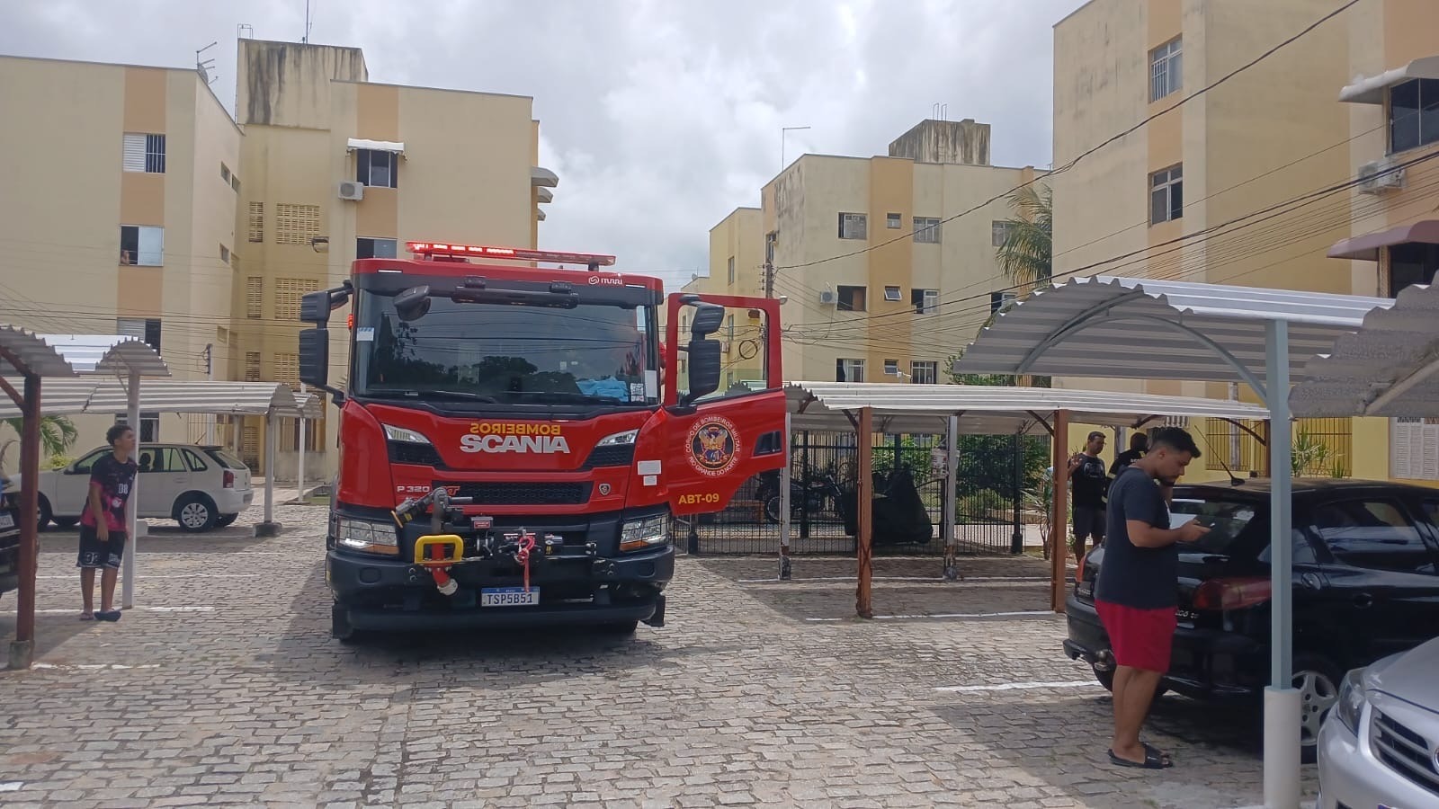 Incêndio atinge apartamento em Nova Parnamirim e mobiliza três viaturas dos Bombeiros
