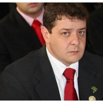 Lulinha admite viagem paga por “Careca do INSS”, mas nega sociedade, diz jornal