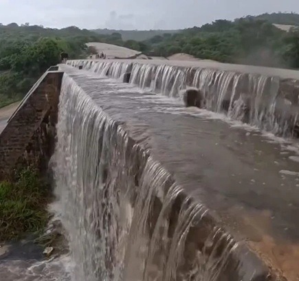 Barragem Santuário do Lima sangra após chuvas no interior do RN