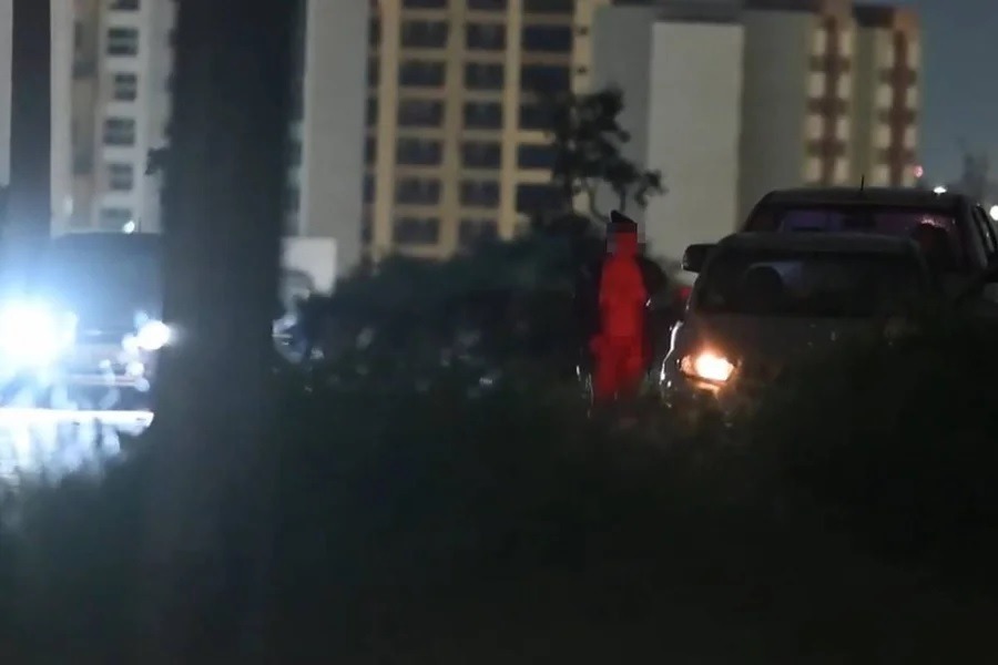 [VÍDEO] Sobretudo, nudez e viatura: mulher protagoniza cena explícita após ronda policial