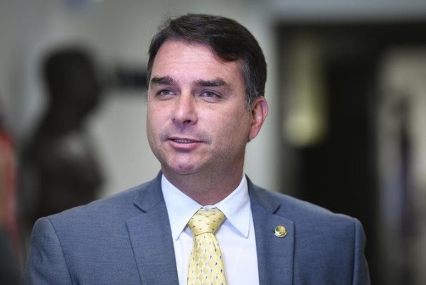 Flávio Bolsonaro será advogado do pai no Supremo Tribunal Federal