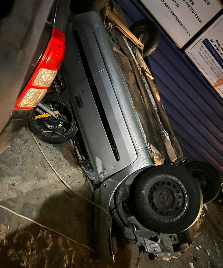VÍDEO: Motorista ignora blitz, foge e capota carro após bater em poste na Grande Natal