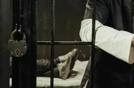 Homem coloca garrafa plástica na cintura para simular porte de arma e é condenado por roubo