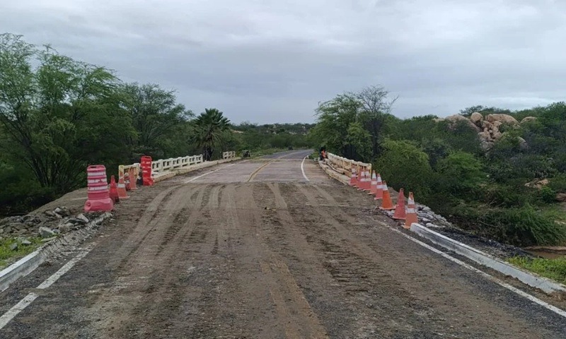 DER libera trânsito sobre ponte na RN-041, em Santana do Matos