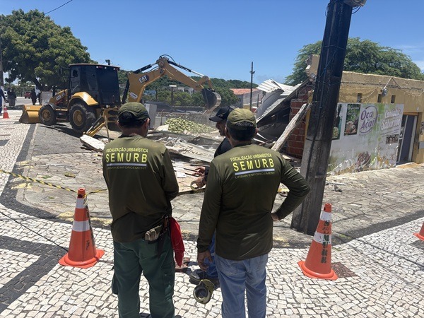 Semurb faz operação para demolir construções na Av. Roberto Freire