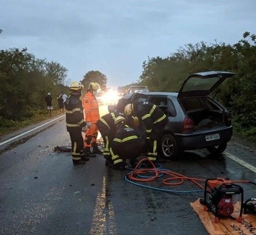 Bombeiros resgatam motorista preso às ferragens após colisão entre dois carros em Extremoz