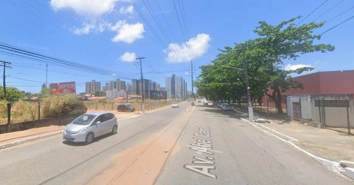 Obra de esgotamento interdita faixa da avenida Abel Cabral nesta segunda
