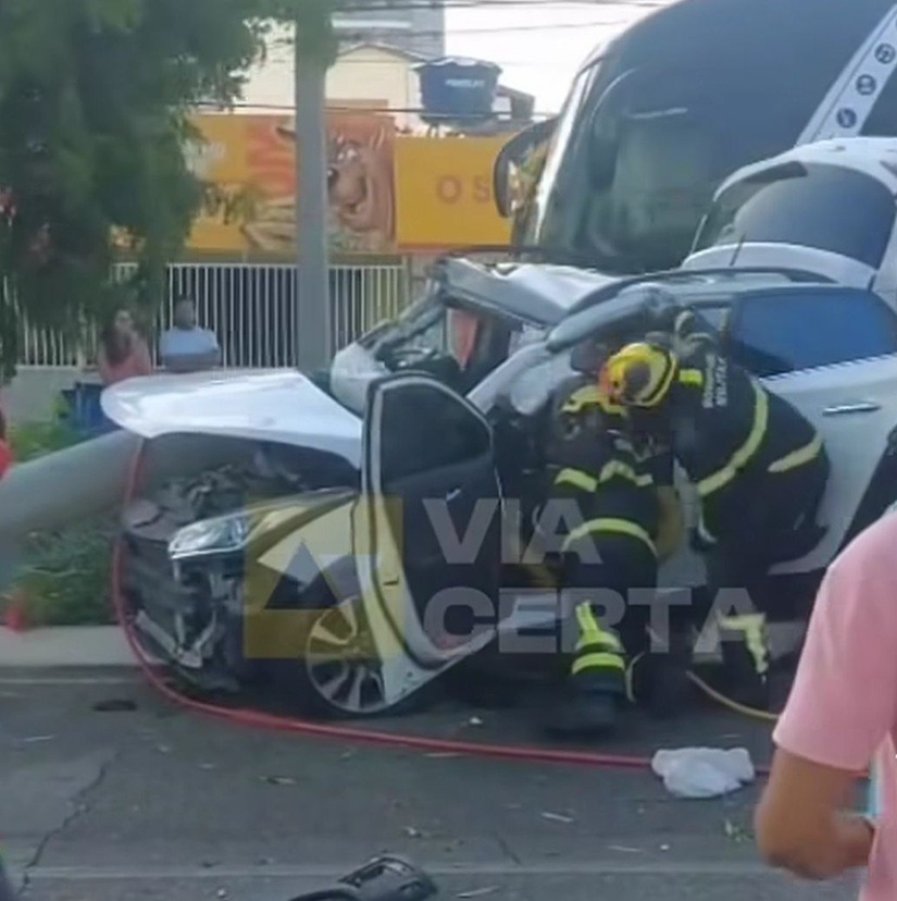VÍDEO: Mulher fica presa às ferragens após colidir com poste na Rota do Sol